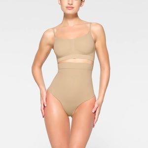 SKIMS Everyday Sculpt High Waisted Thong - BNIB